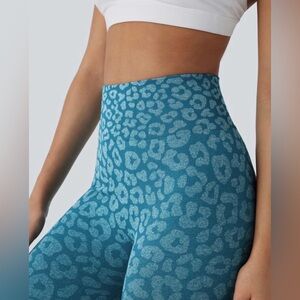 Halara OneForm Seamless Flow High Waisted Leopard
7/8 Yoga Leggings new